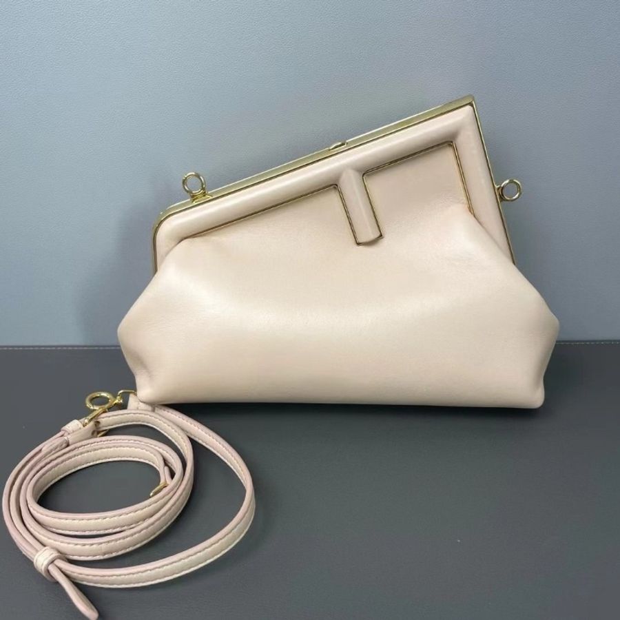 Fendi First F形秀場同款 First夾子包雲朵餃子包有肩帶 手拿肩背均可 22*17*9 9新 配件塵袋-1