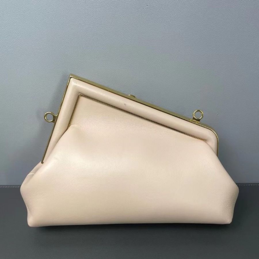 Fendi First F形秀場同款 First夾子包雲朵餃子包有肩帶 手拿肩背均可 22*17*9 9新 配件塵袋-2