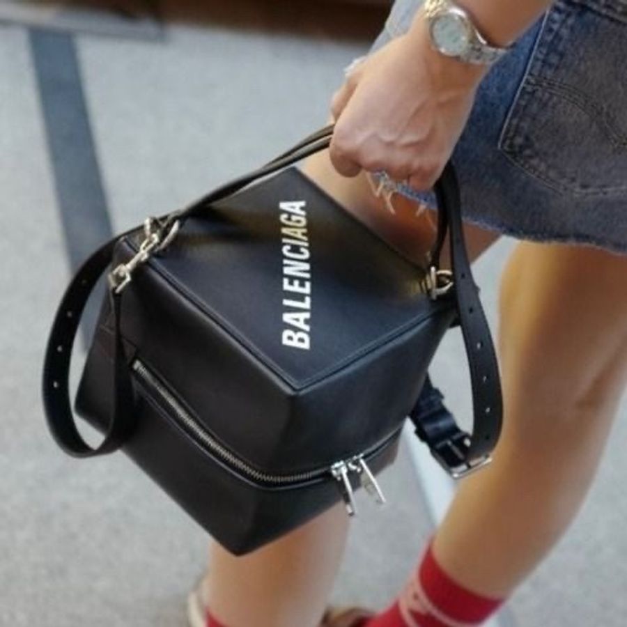 Balenciaga 黑色骰子包手提肩背包16*16*16 95新 配件塵袋-0