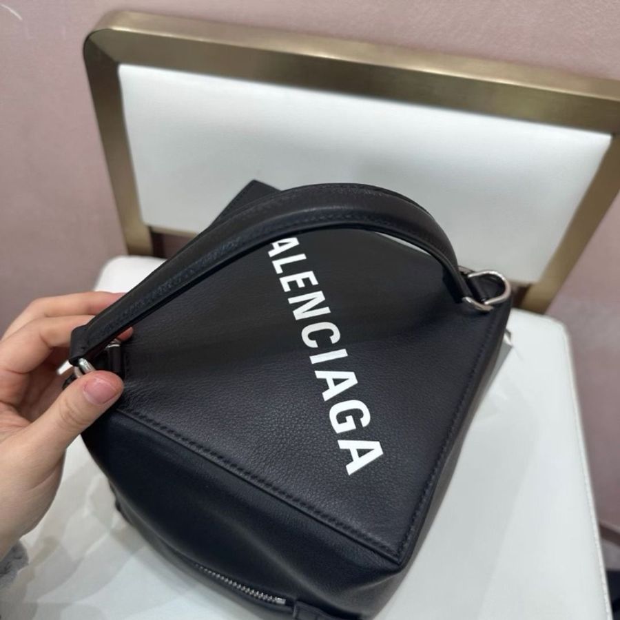 Balenciaga 黑色骰子包手提肩背包16*16*16 95新 配件塵袋-1