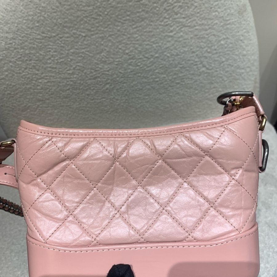 Chanel • Gabrielle 經典牛皮流浪包小號 櫻花粉 金釦 🌸 有卡✔️-13