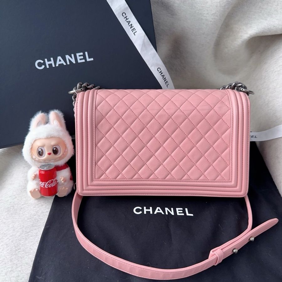 Chanel • 櫻花粉銀釦牛皮中大號 Le Boy 28-3