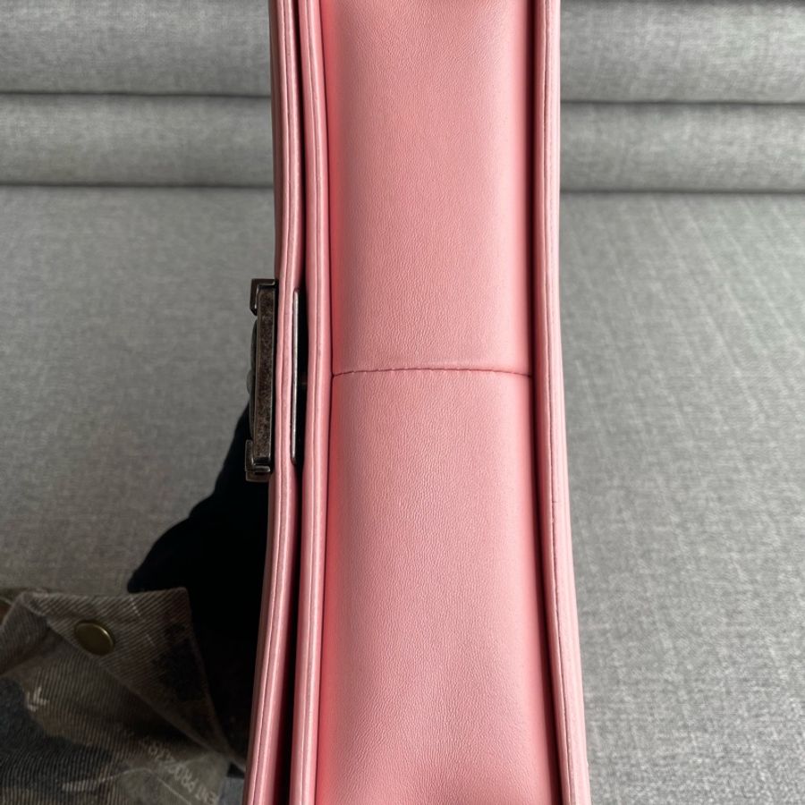 Chanel • 櫻花粉銀釦牛皮中大號 Le Boy 28-11