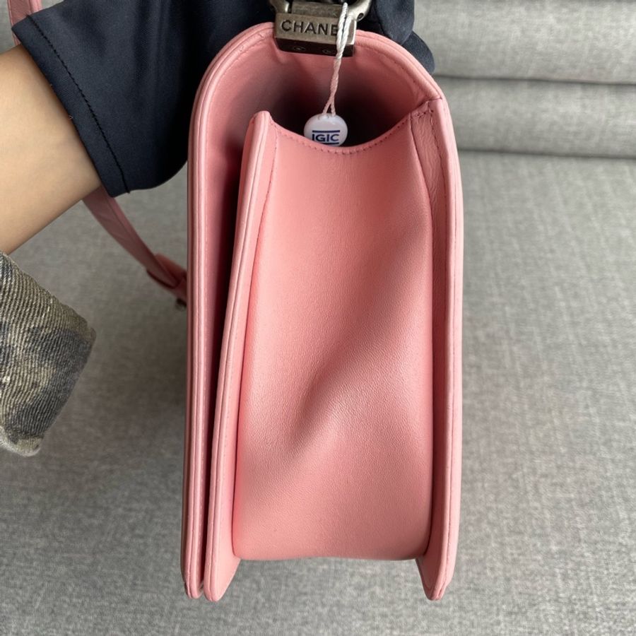 Chanel • 櫻花粉銀釦牛皮中大號 Le Boy 28-12