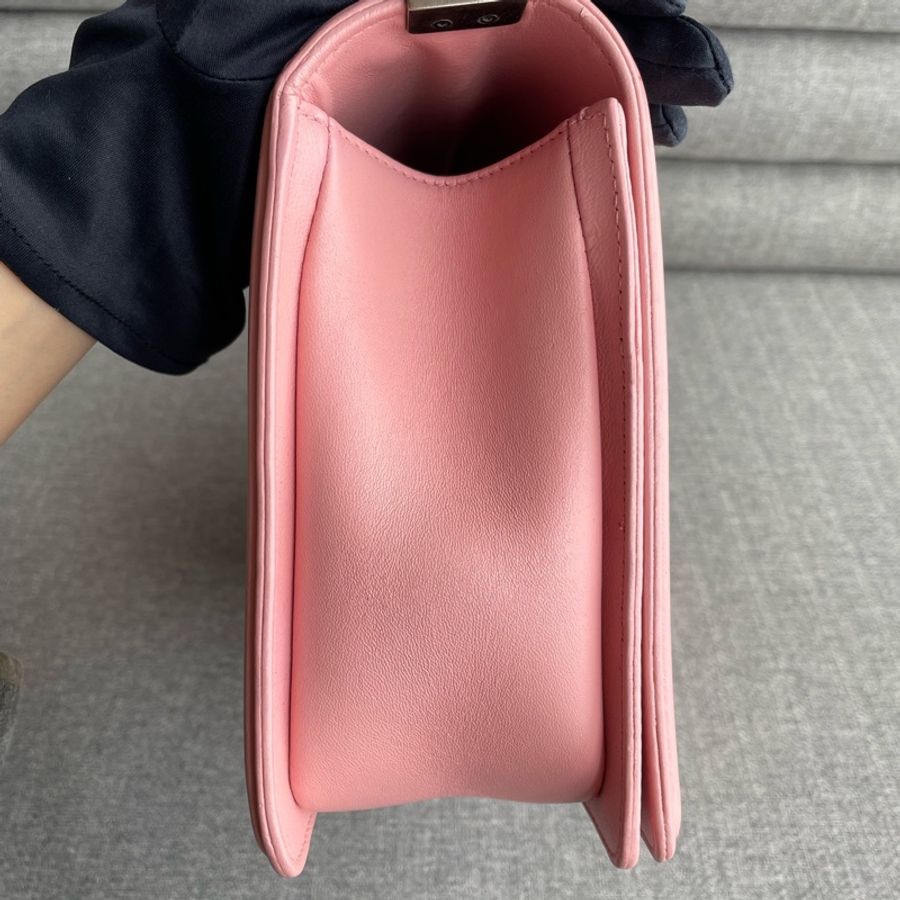 Chanel • 櫻花粉銀釦牛皮中大號 Le Boy 28-13