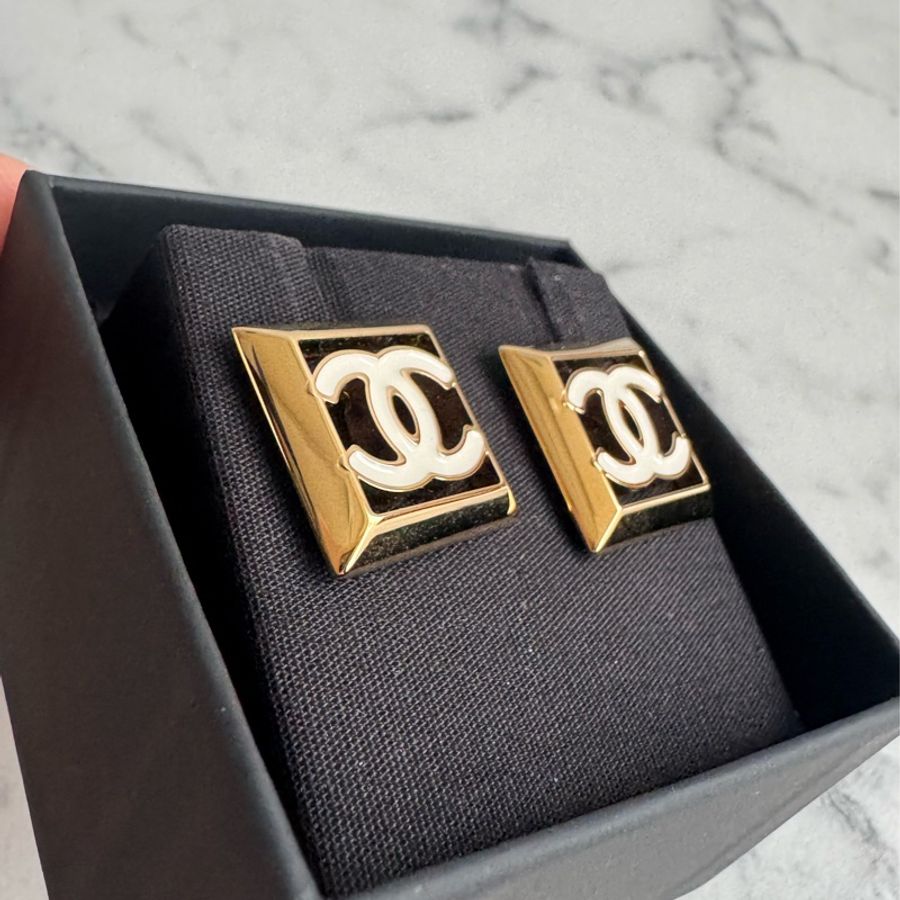 Chanel金色方白雙C耳環-3