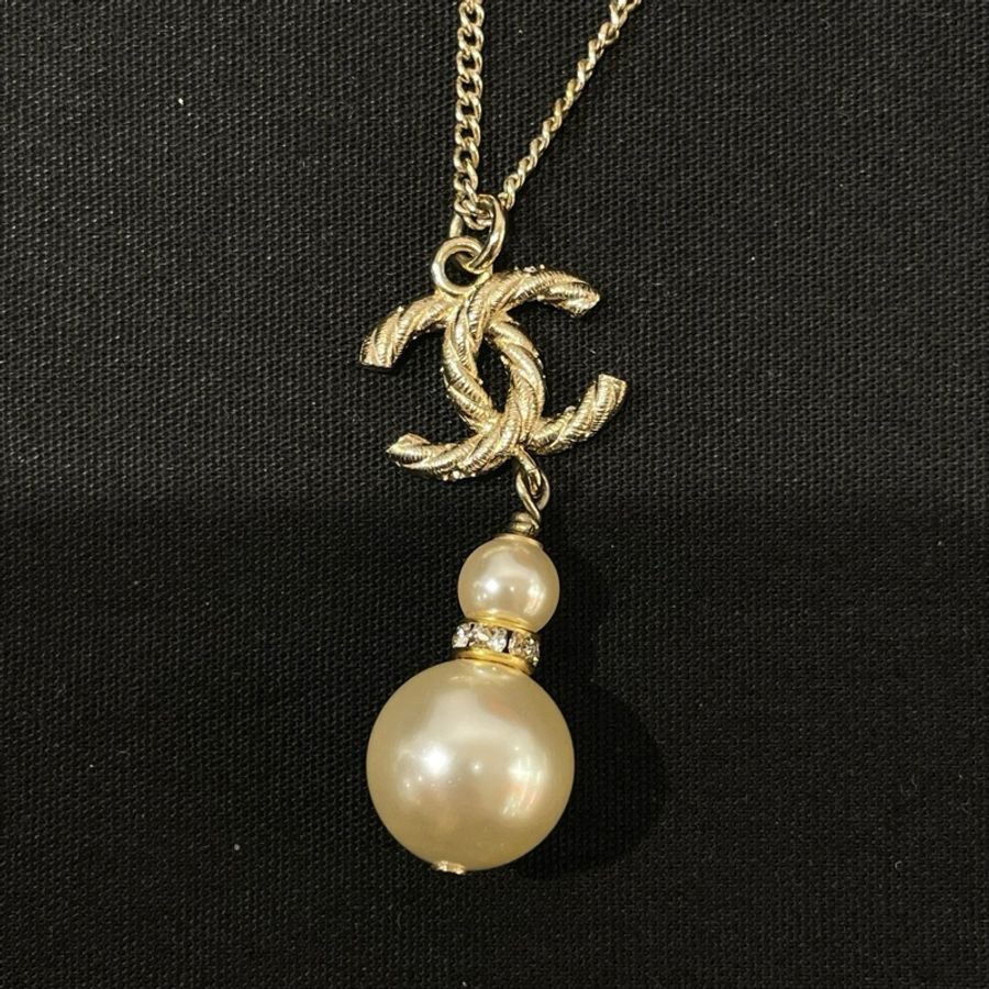 CHANEL香奈兒淡金色金屬水鑽雙C 珍珠吊墜項鍊毛衣鏈-2
