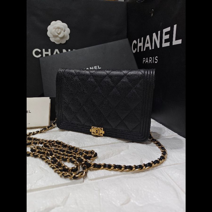 CHANEL 香奈兒的經典Boy 系列粒紋小牛皮金釦WOC 斜背包-5