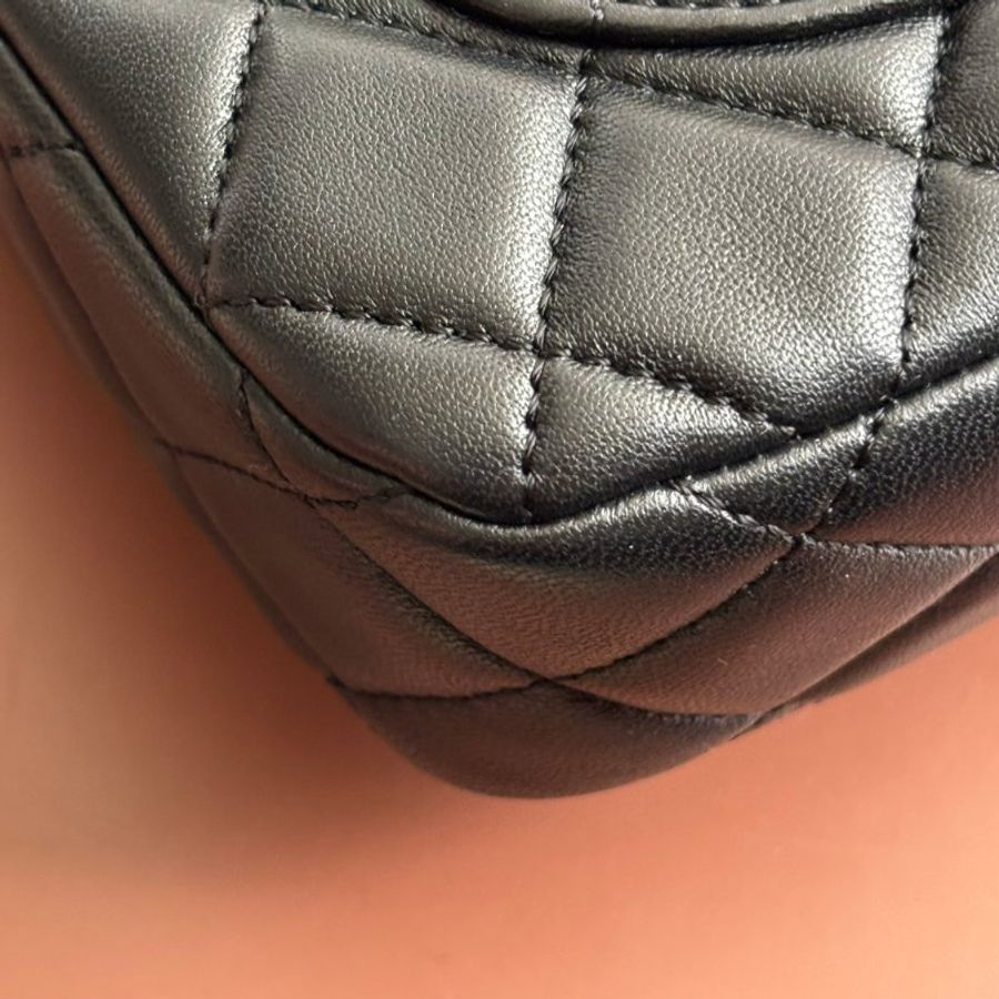 COCO17 方胖 ::CHANEL:: AS3490 新款經典菱格紋小羊皮琺瑯&愛心鏈帶翻蓋斜背包(黑色)-16