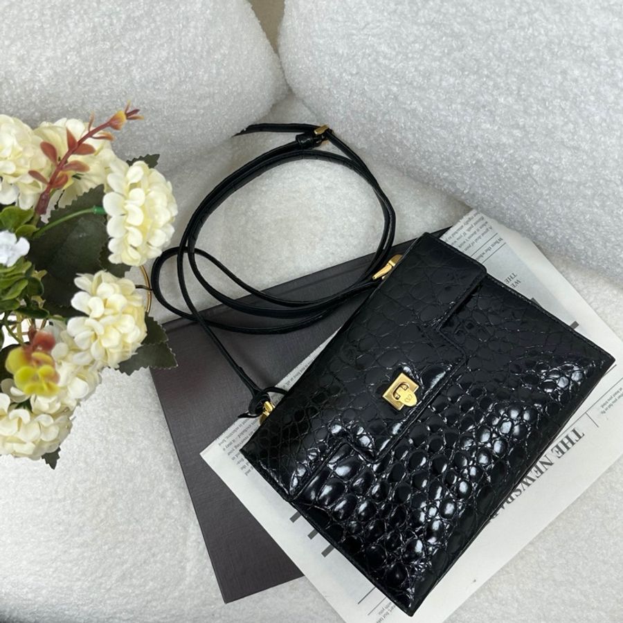 【赫蒂國際精品】Valentino 范倫鐵諾 金色燙印 斜背包 vintage-0