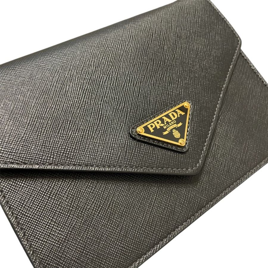 PRADA 普拉達 信封包 SAFFIANO 皮革 黑色 金釦-11