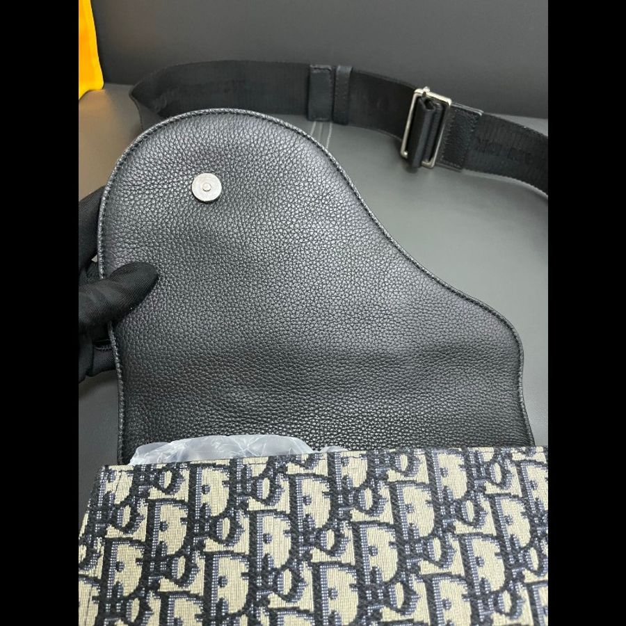 Dior crossbody bag
老花馬鞍斜挎包 胸包-12
