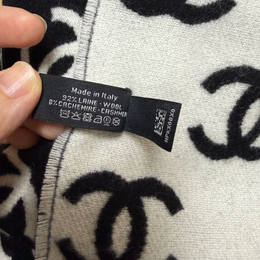 Chanel 香奈兒最熱 CC Logo 黑白雙面頸巾-4