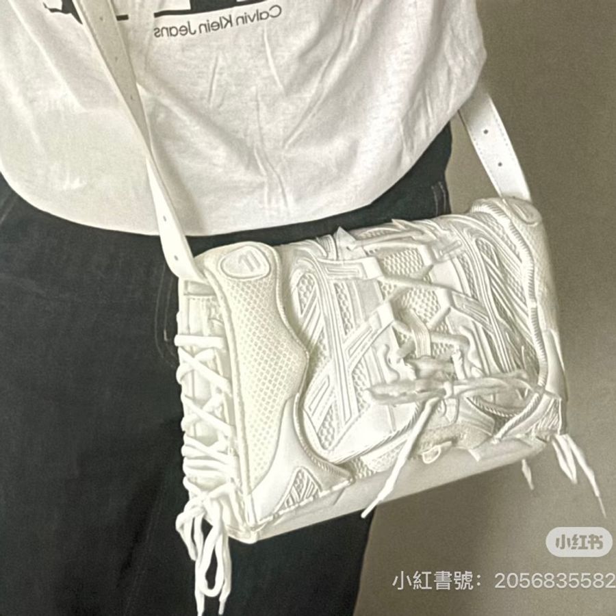 清倉大特價🈶台灣購證✨Balenciaga巴黎世家白色夜光球鞋綁帶拼皮機車包斜挎單肩包-0