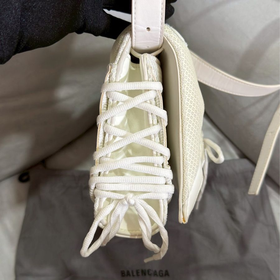 清倉大特價🈶台灣購證✨Balenciaga巴黎世家白色夜光球鞋綁帶拼皮機車包斜挎單肩包-6