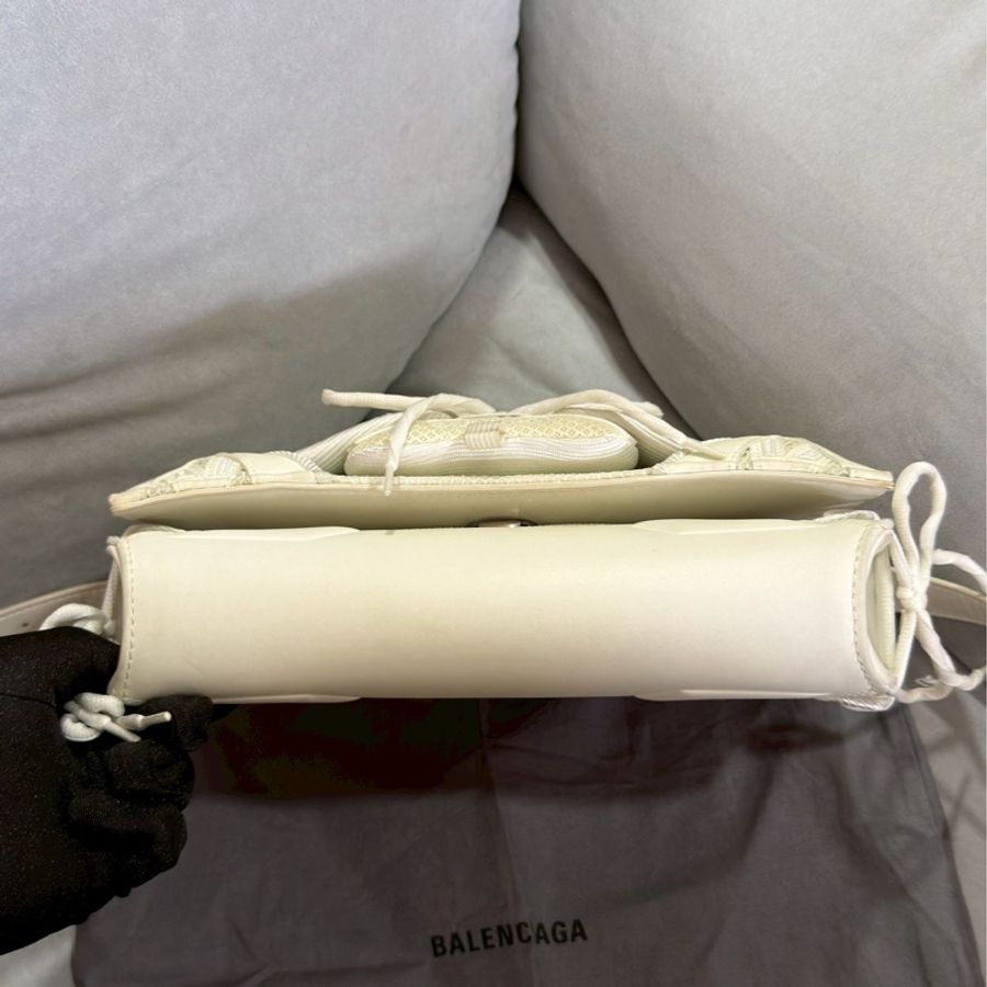清倉大特價🈶台灣購證✨Balenciaga巴黎世家白色夜光球鞋綁帶拼皮機車包斜挎單肩包-7