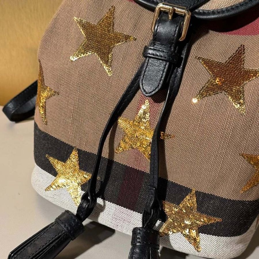 Burberry 限量 秀款格紋後背包23*28cm 98新配件塵袋-2