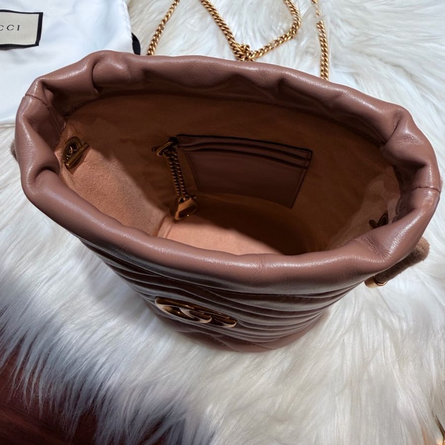 Gucci 雙G藕粉牛皮山型紋霧金釦迷你斜背水桶包-11