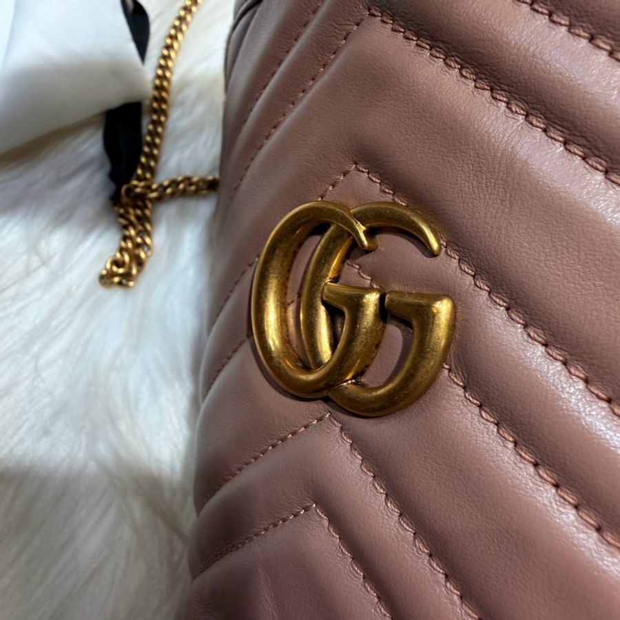 Gucci 雙G藕粉牛皮山型紋霧金釦迷你斜背水桶包-14