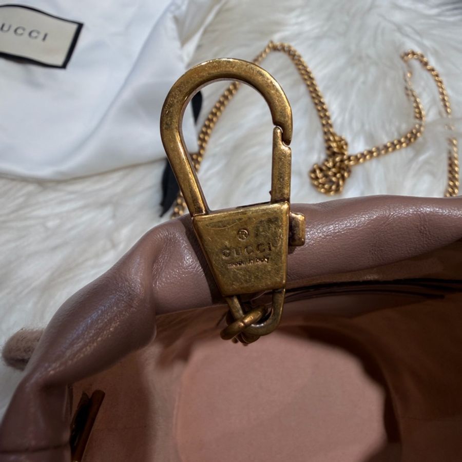 Gucci 雙G藕粉牛皮山型紋霧金釦迷你斜背水桶包-16