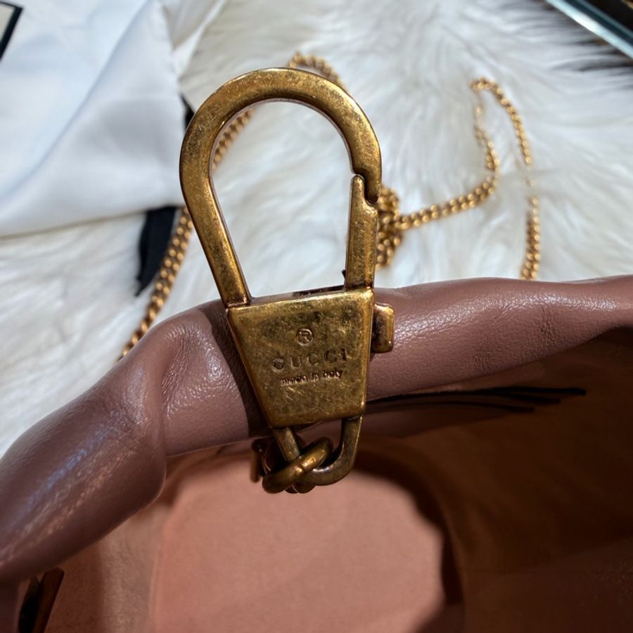 Gucci 雙G藕粉牛皮山型紋霧金釦迷你斜背水桶包-17