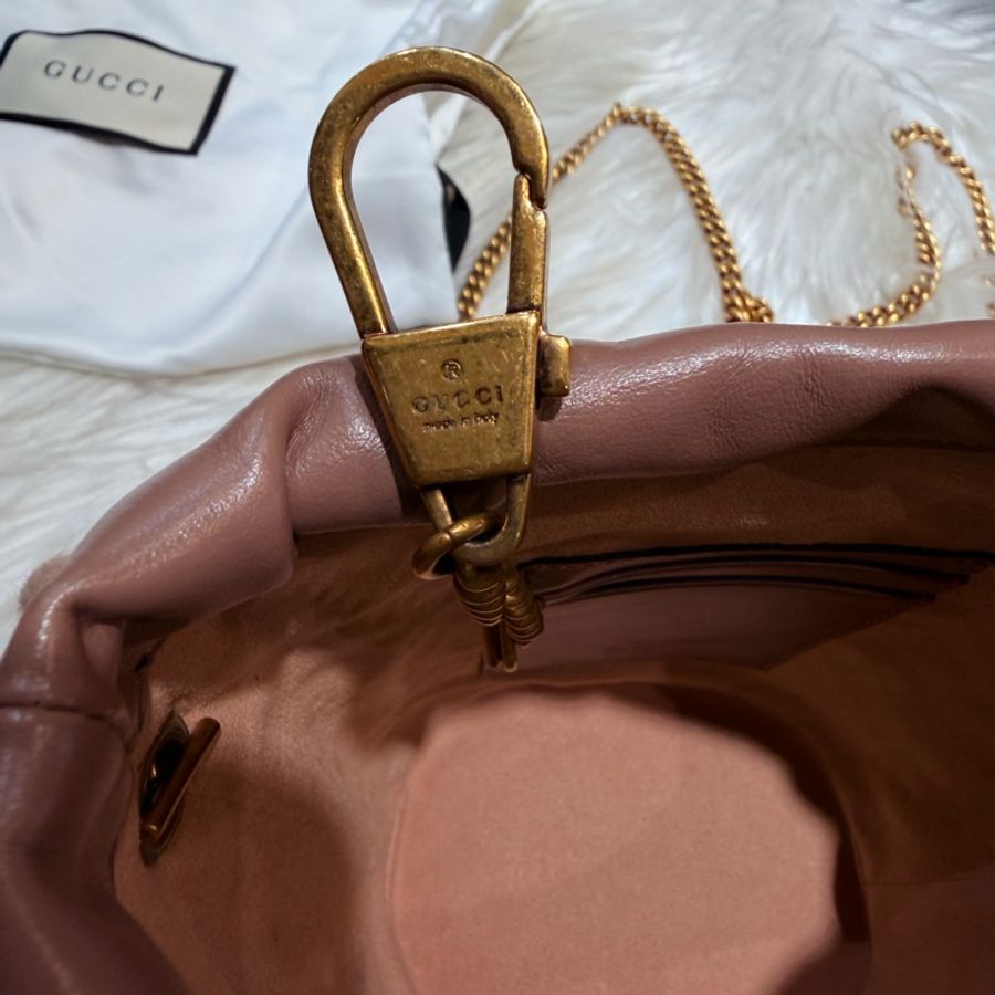 Gucci 雙G藕粉牛皮山型紋霧金釦迷你斜背水桶包-29