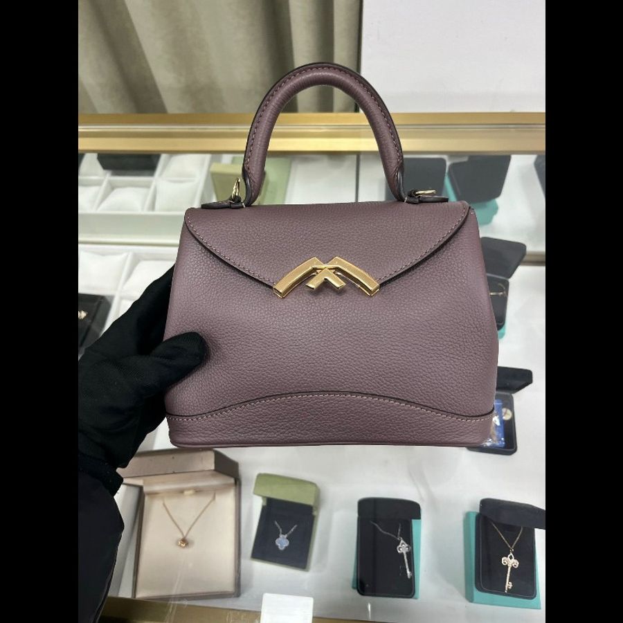 Moynat Gaby
莫奈 煙灰紫金扣手提包-1