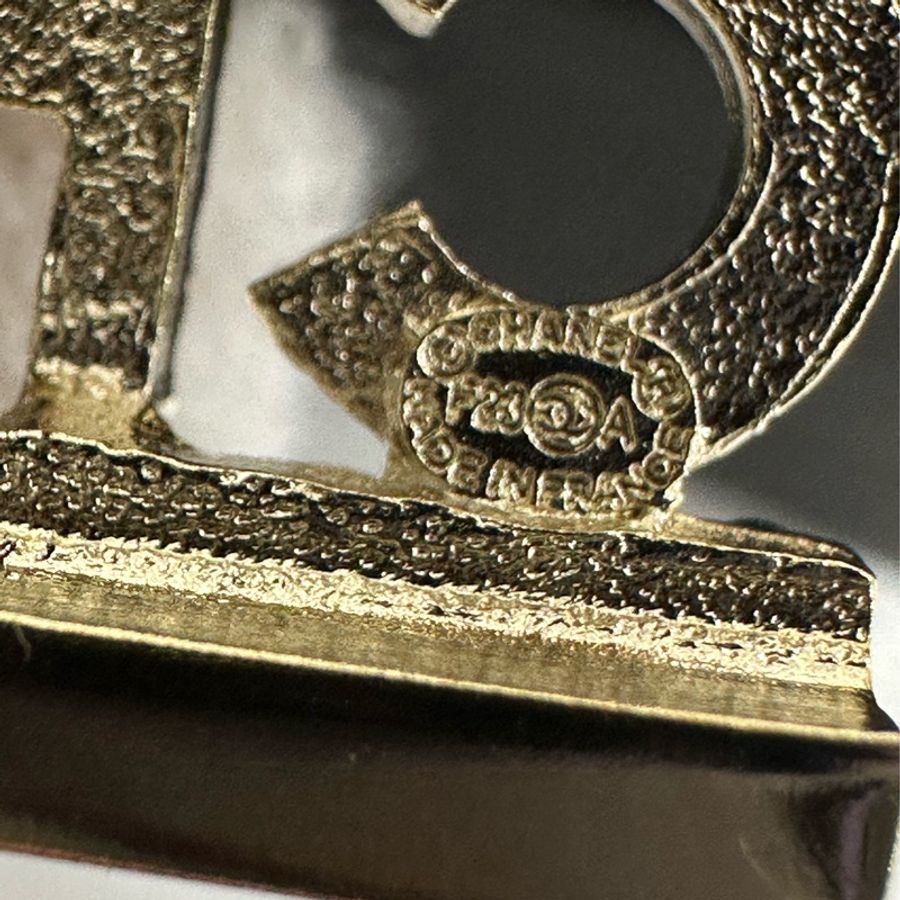 Chanel香奈兒 23A系列 水鑽字母Logo胸針-4