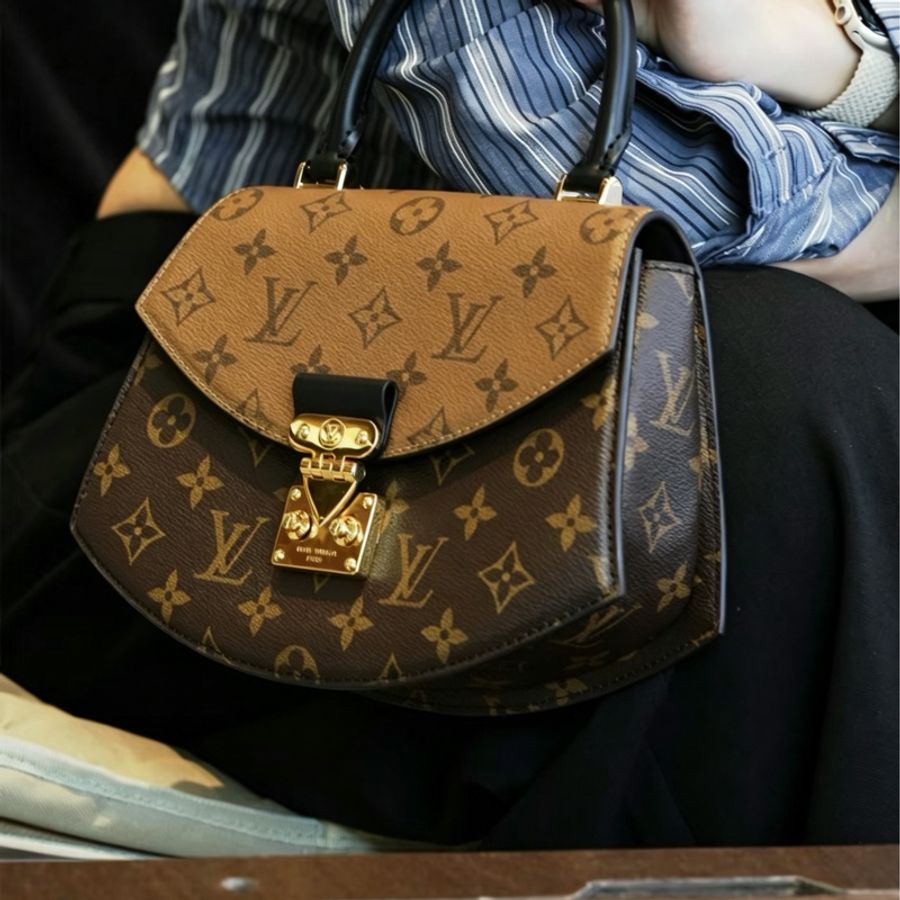 🪭 路易威登LOUIS VUITTON Tilsitt 扇形扇子包拼色PVC 金扣晶片包經典老花配色-8