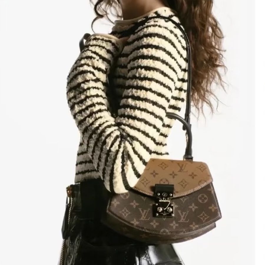 🪭 路易威登LOUIS VUITTON Tilsitt 扇形扇子包拼色PVC 金扣晶片包經典老花配色-9