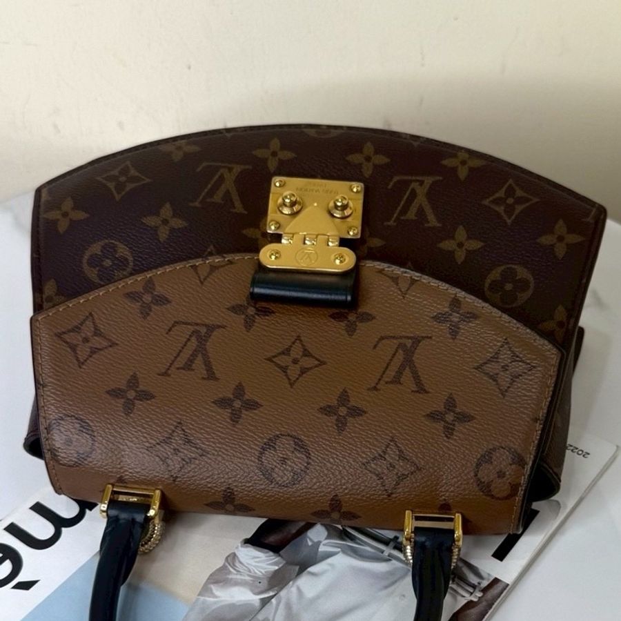 🪭 路易威登LOUIS VUITTON Tilsitt 扇形扇子包拼色PVC 金扣晶片包經典老花配色-14