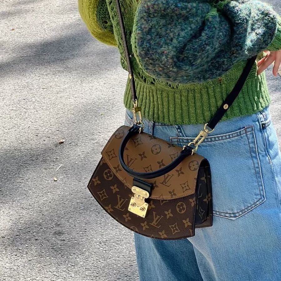 🪭 路易威登LOUIS VUITTON Tilsitt 扇形扇子包拼色PVC 金扣晶片包經典老花配色-17