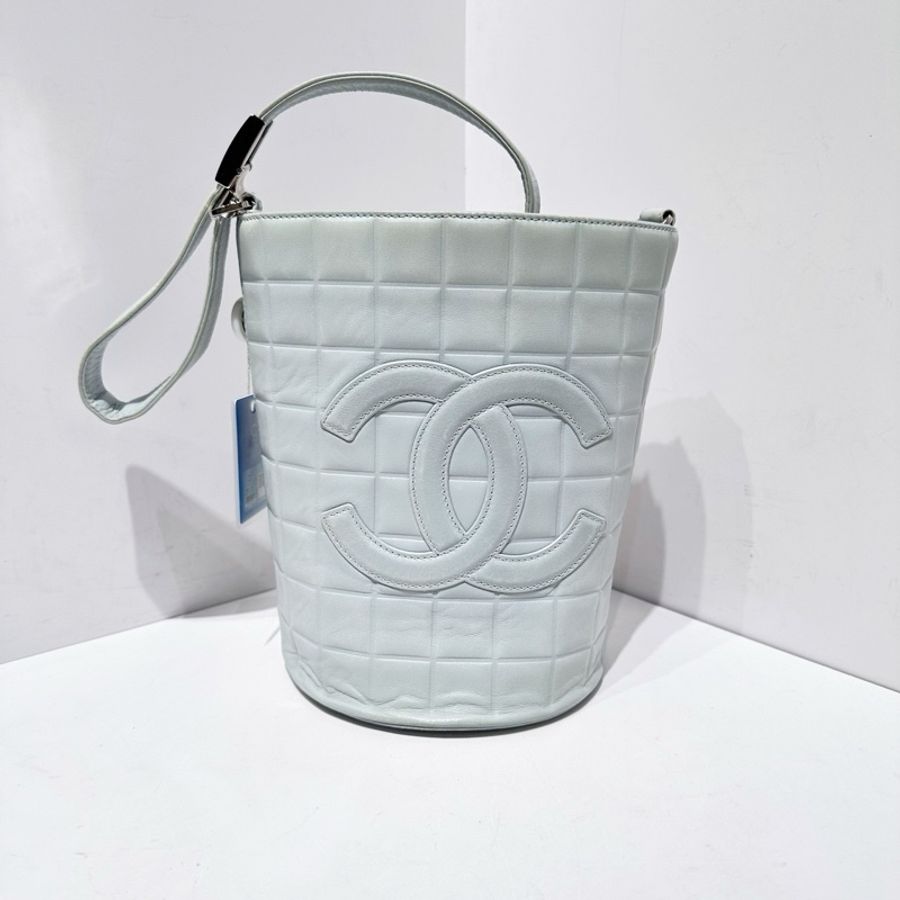 Chanel • 寶寶藍冰格羊皮手提水桶包 Baby Blue🩵-1