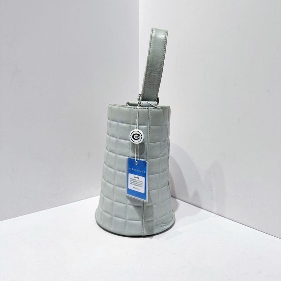 Chanel • 寶寶藍冰格羊皮手提水桶包 Baby Blue🩵-5
