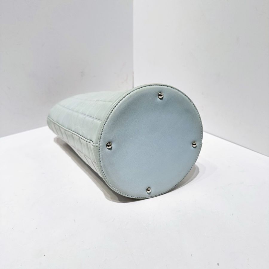 Chanel • 寶寶藍冰格羊皮手提水桶包 Baby Blue🩵-6