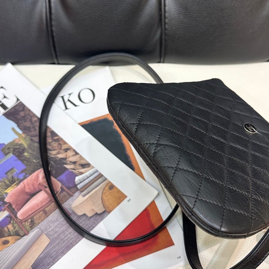 Chanel • 經典黑銀牛皮小Logo郵差包-7