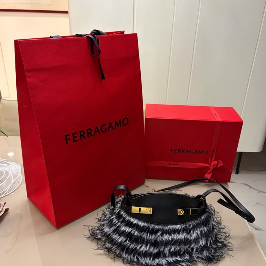 Ferragamo 秀款黑色牛皮配鴕鳥羽毛肩背包-0