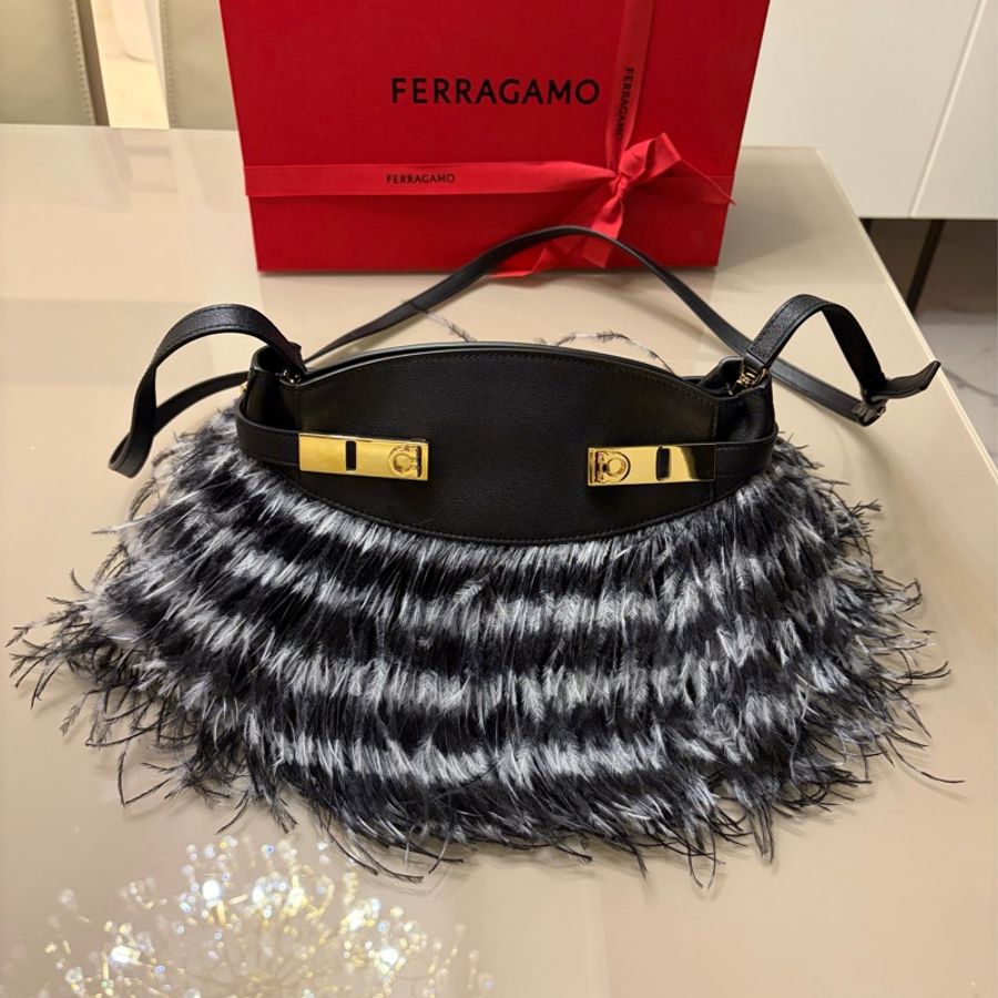 Ferragamo 秀款黑色牛皮配鴕鳥羽毛肩背包-1
