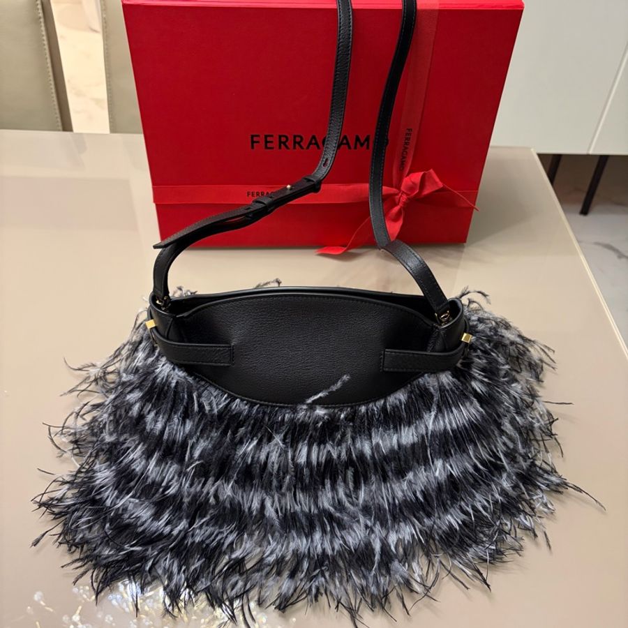 Ferragamo 秀款黑色牛皮配鴕鳥羽毛肩背包-2