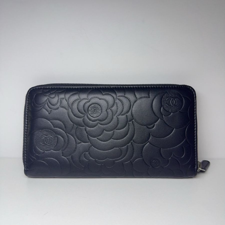 Chanel • 黑銀浮雕山茶花羊皮拉鍊長夾 全配閒置品☝🏻-2