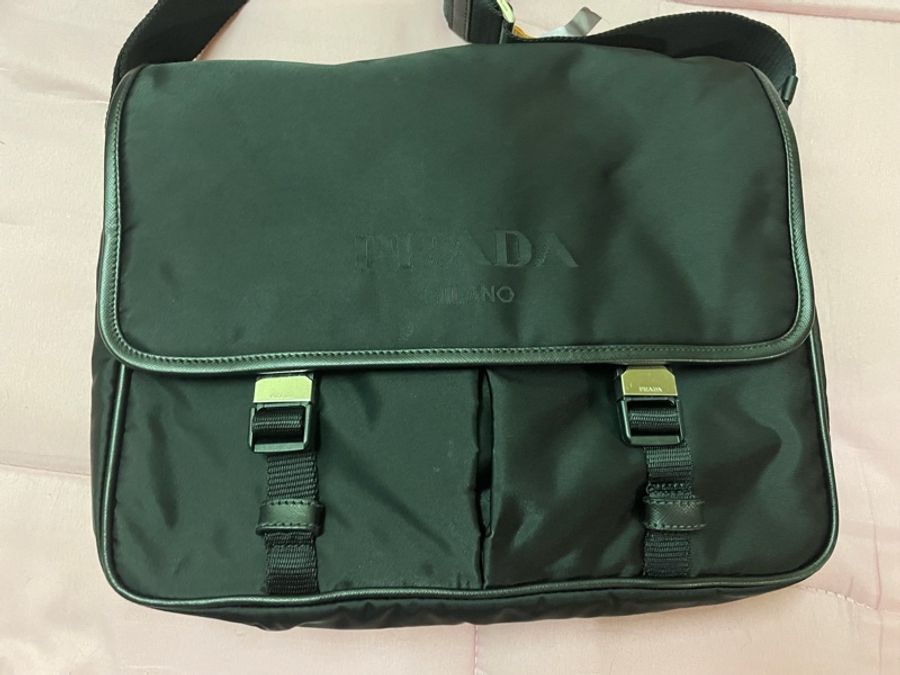 prada 雙釦帶尼龍郵差包-0