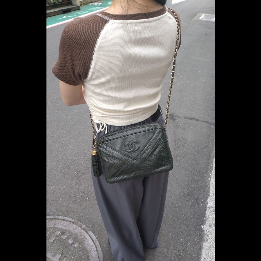 Chanel 金鍊深綠皮革V格斜背相機包-2
