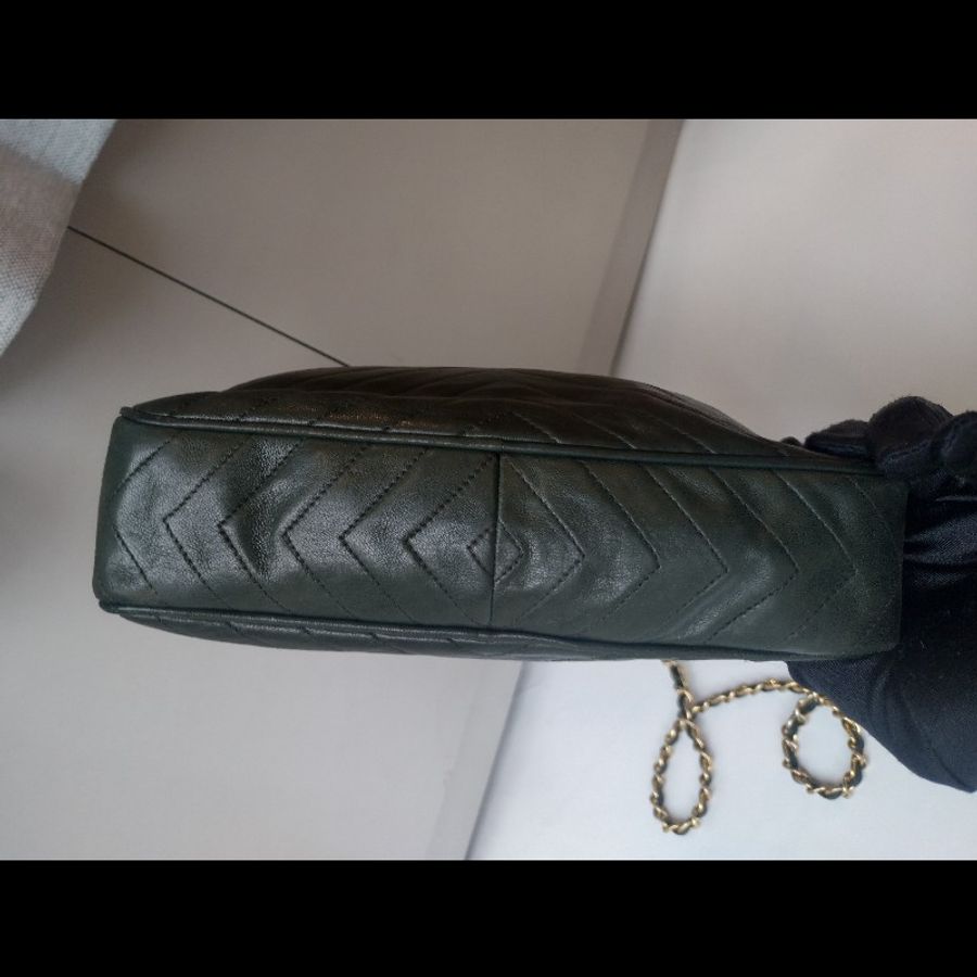 Chanel 金鍊深綠皮革V格斜背相機包-6
