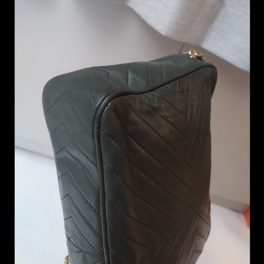 Chanel 金鍊深綠皮革V格斜背相機包-8
