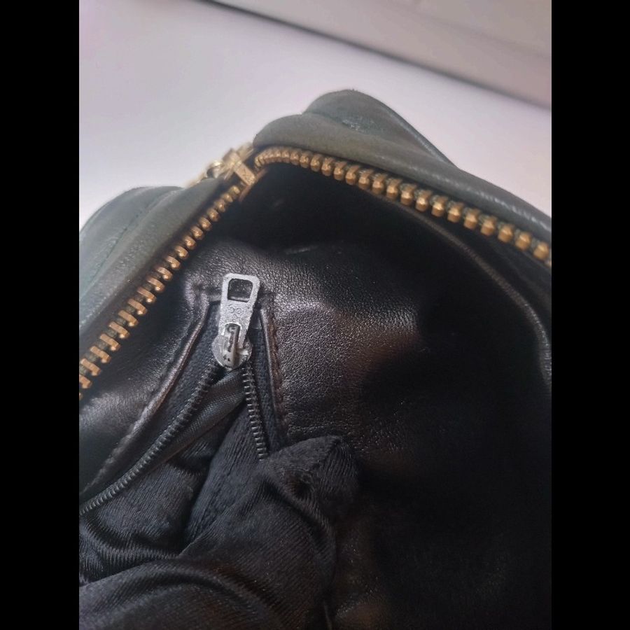 Chanel 金鍊深綠皮革V格斜背相機包-20