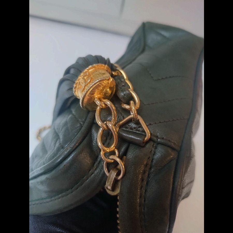 Chanel 金鍊深綠皮革V格斜背相機包-26