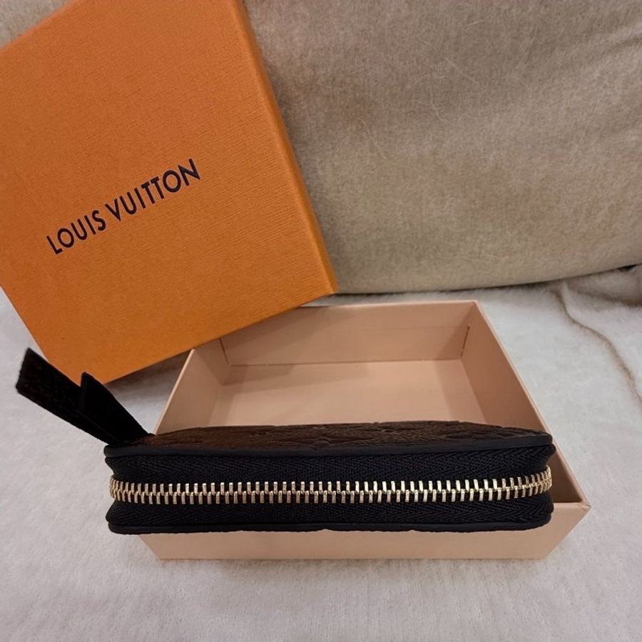 💖全新💖Louis Vuitton Lisa (M60574)拉鍊零錢包  馬年補財運 想要馬上有錢一定要一個美麗精緻的錢包 送給媽咪的超質感禮物 520大優惠🉐TWD21998-8