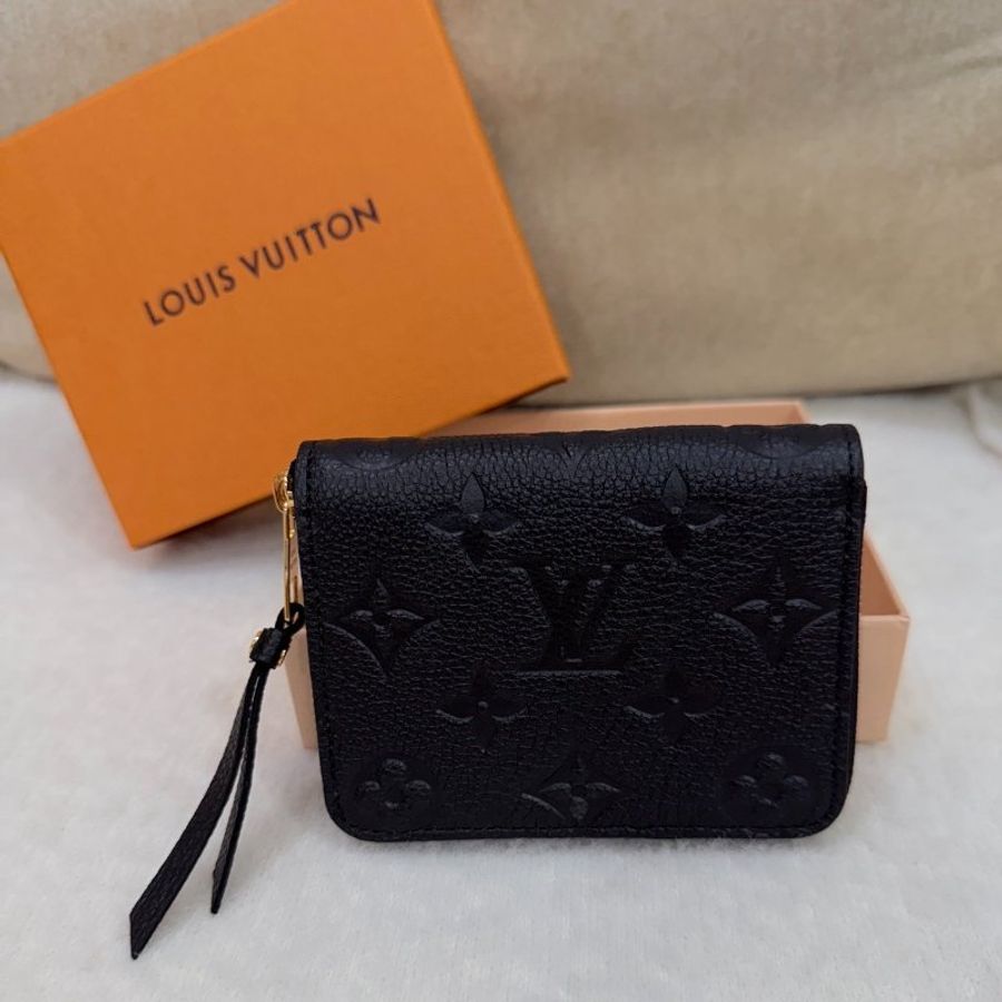 💖全新💖Louis Vuitton Lisa (M60574)拉鍊零錢包  馬年補財運 想要馬上有錢一定要一個美麗精緻的錢包 送給媽咪的超質感禮物 520大優惠🉐TWD21998-9