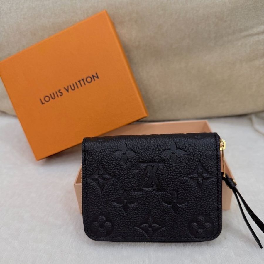 💖全新💖Louis Vuitton Lisa (M60574)拉鍊零錢包  馬年補財運 想要馬上有錢一定要一個美麗精緻的錢包 送給媽咪的超質感禮物 520大優惠🉐TWD21998-10