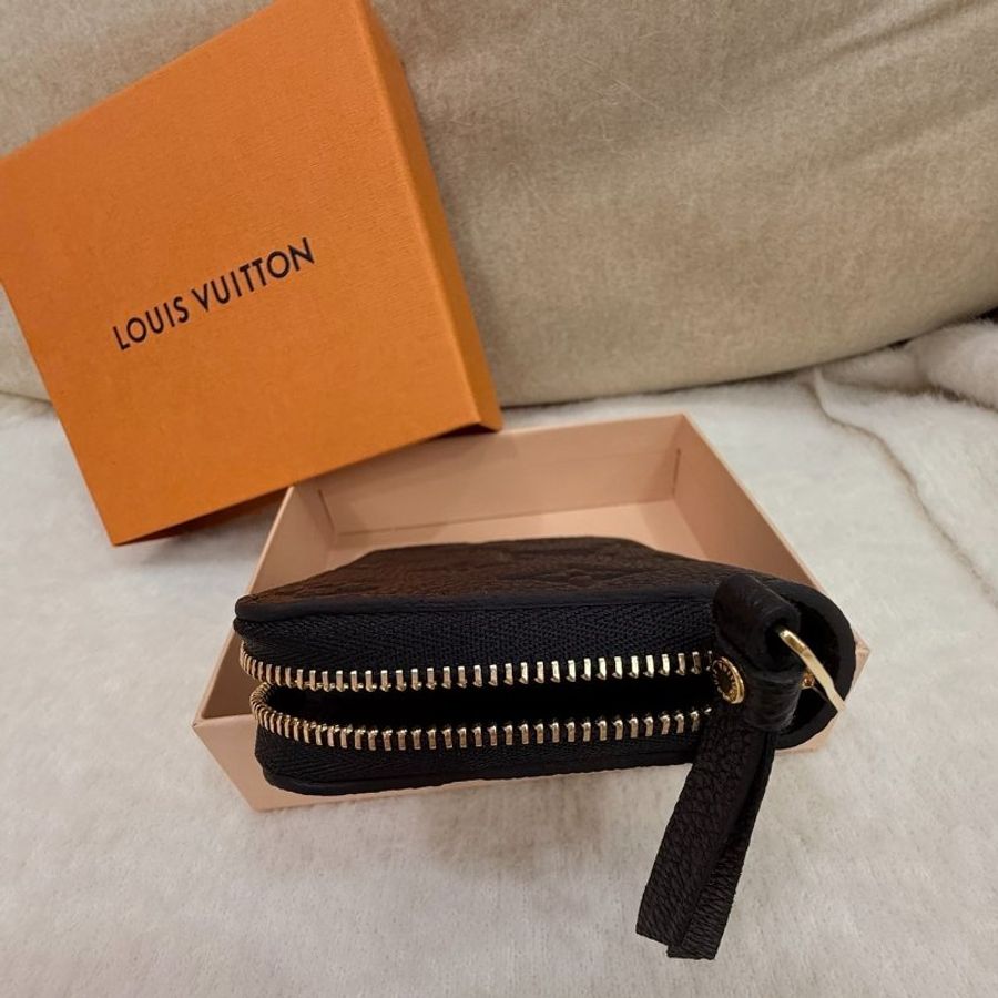 💖全新💖Louis Vuitton Lisa (M60574)拉鍊零錢包  馬年補財運 想要馬上有錢一定要一個美麗精緻的錢包 送給媽咪的超質感禮物 520大優惠🉐TWD21998-11